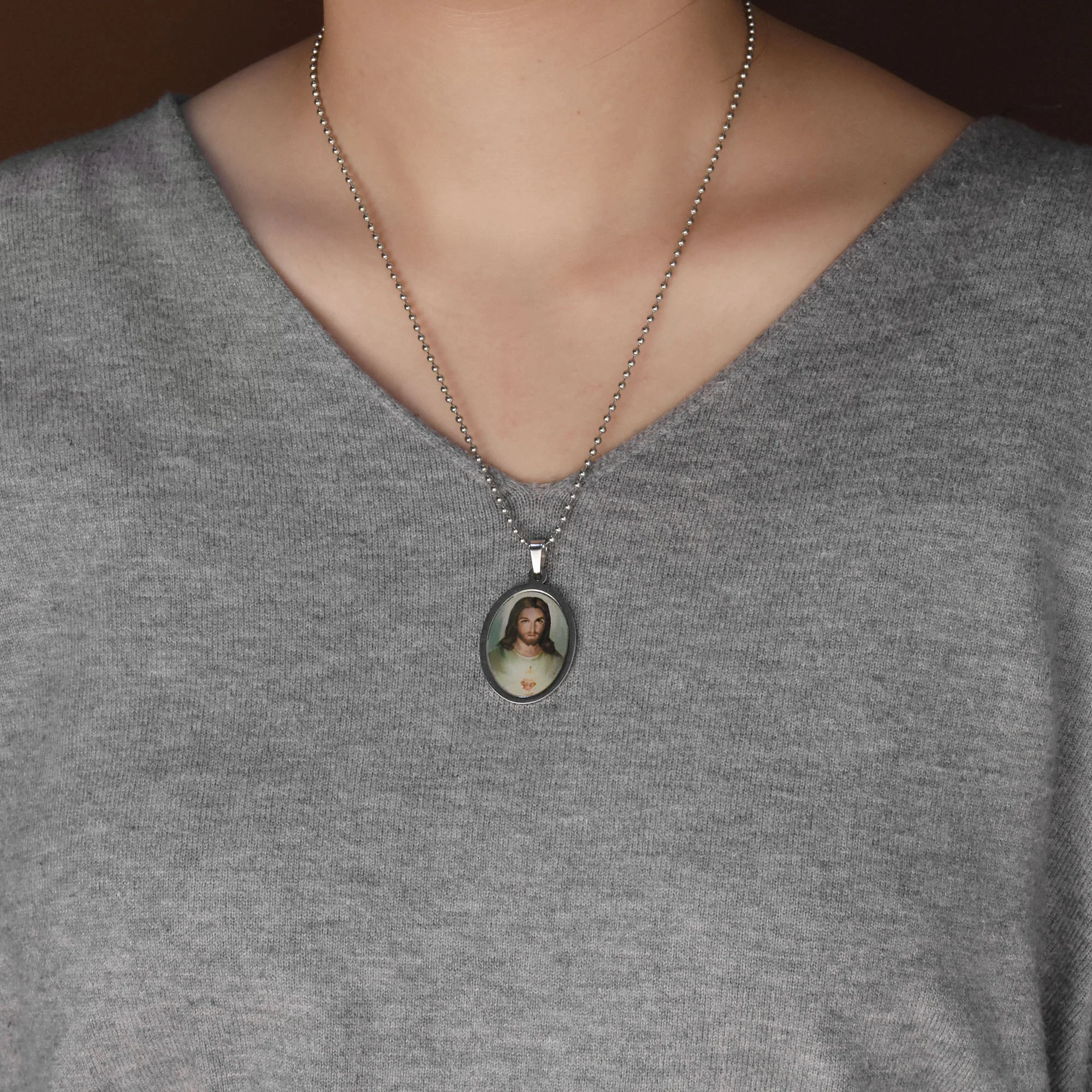 Religious Medal Medallion Photo of Sacred Heart Jesus Pendant Necklace Silver - Image 3